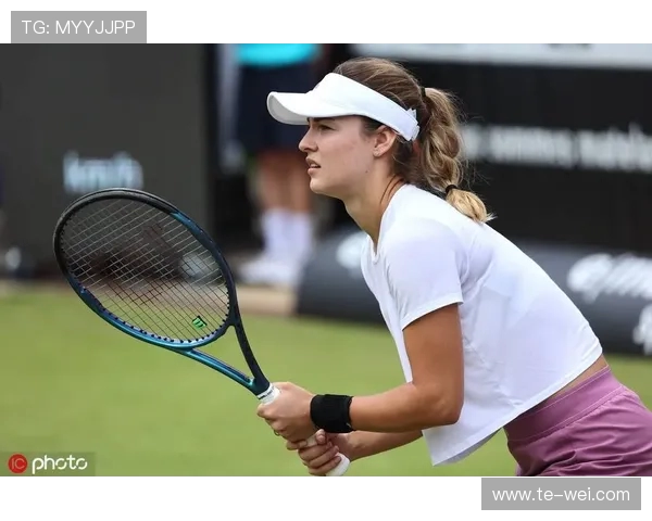 郑钦文柏林街拍：紫色网球包配 Labubu 玩偶，赛场外的个性符号(1)